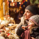 Mutter und Tochter auf Weihnachtsmarkt