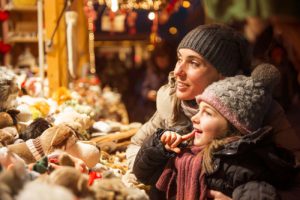 Mutter und Tochter auf Weihnachtsmarkt