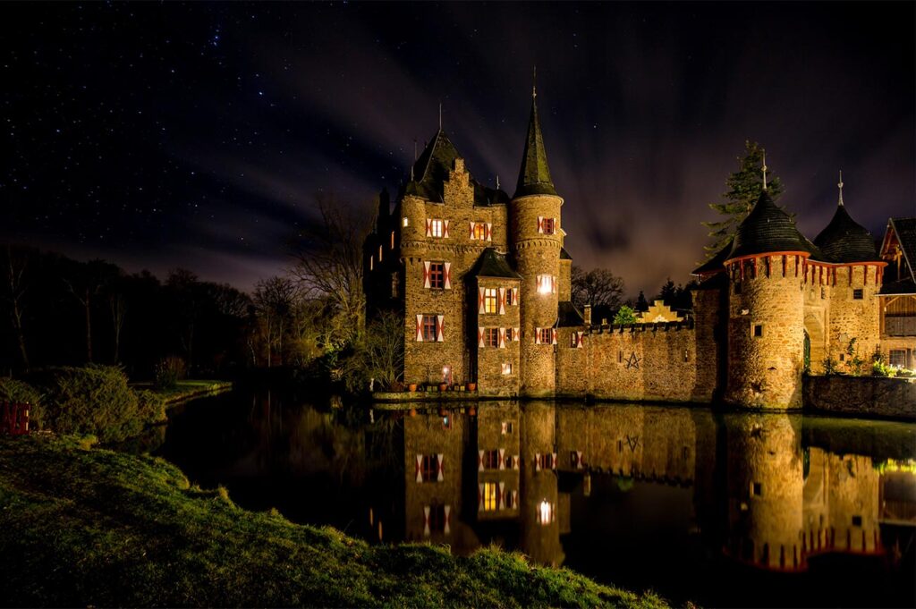 Burg Satzvey in der Nacht