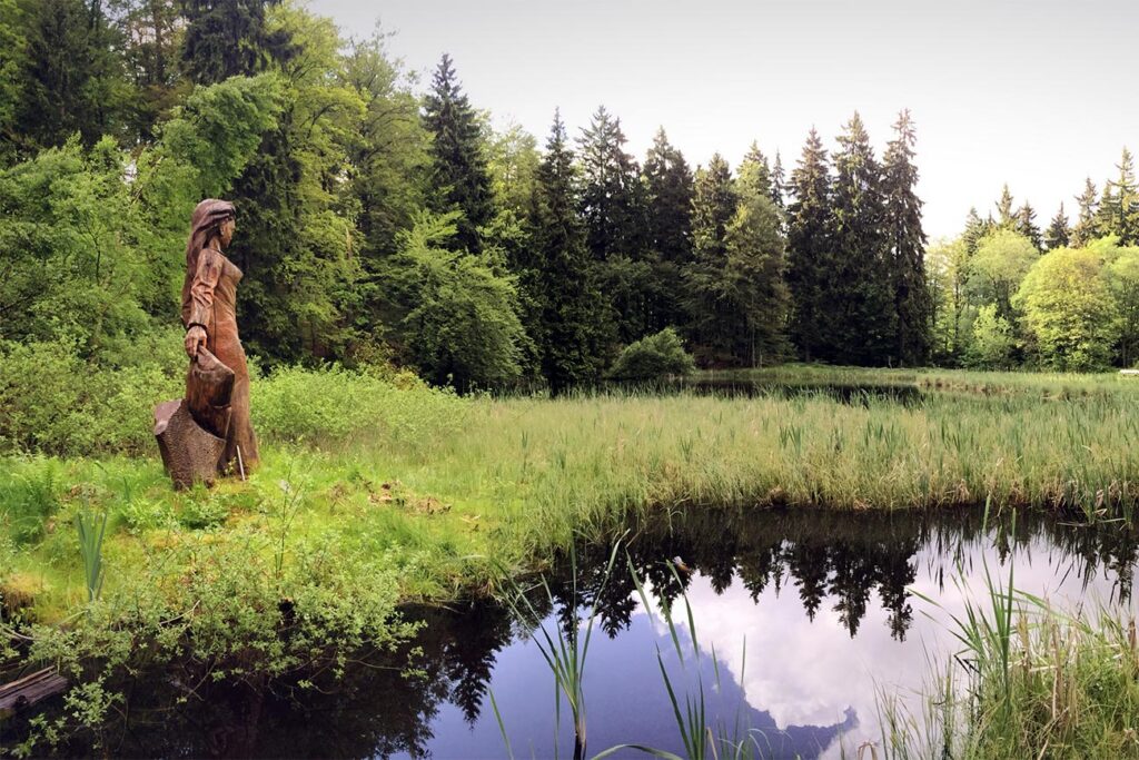 Frau Holle Statue am See