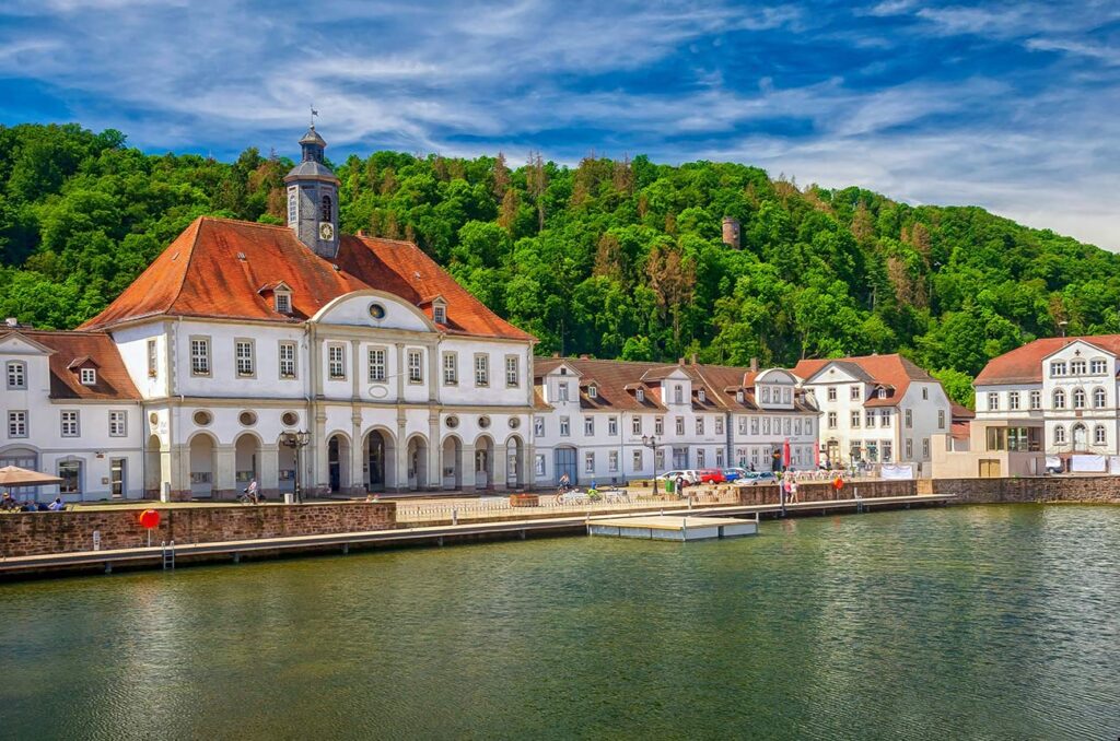Altes Rathaus von Bad Karlshafen mit Weserhafen,
