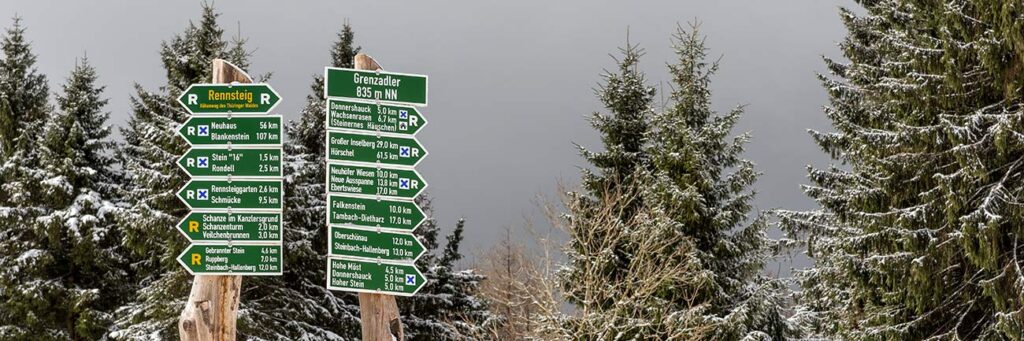Rennsteig - Wegweiser in verschiedene Richtungen nähe Oberhof. Panorama