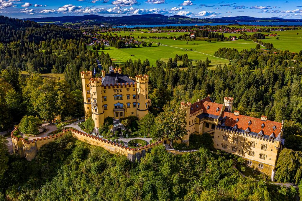 Schloss Hohenschwangau aus der Luft
