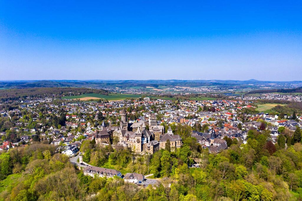 Braunfels mit Schloss