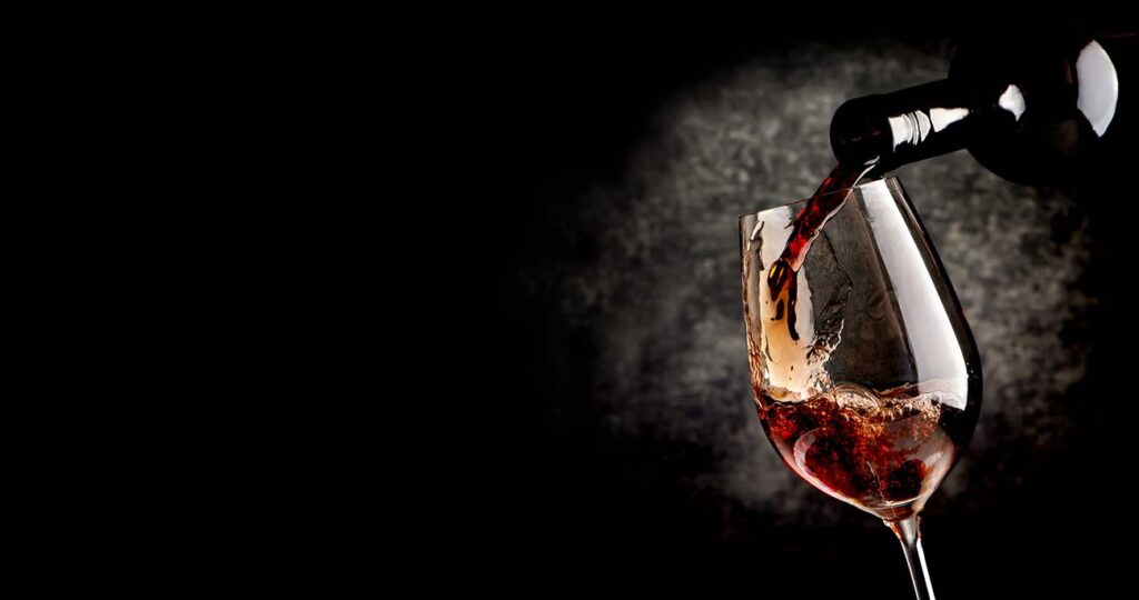 rotwein flasche schwarzer hintergrund