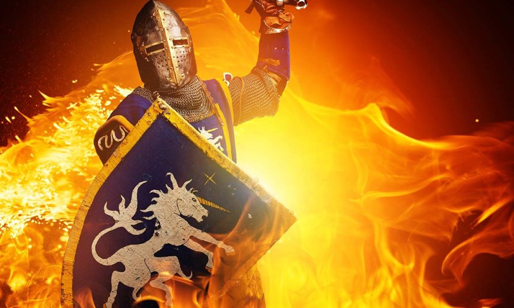 Ritter mit Schwert und Schild im Feuer