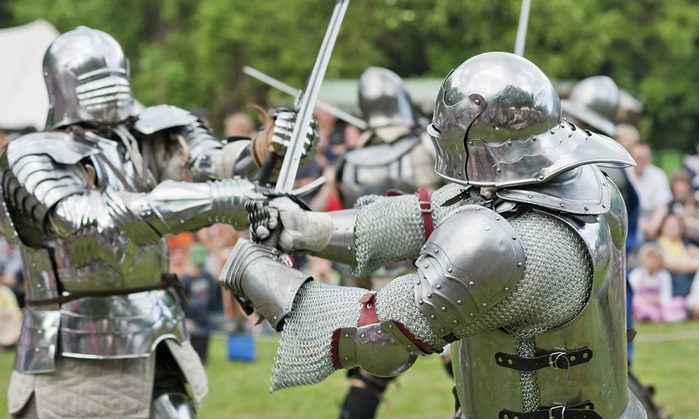 Ritter in Rüstung kämpfen