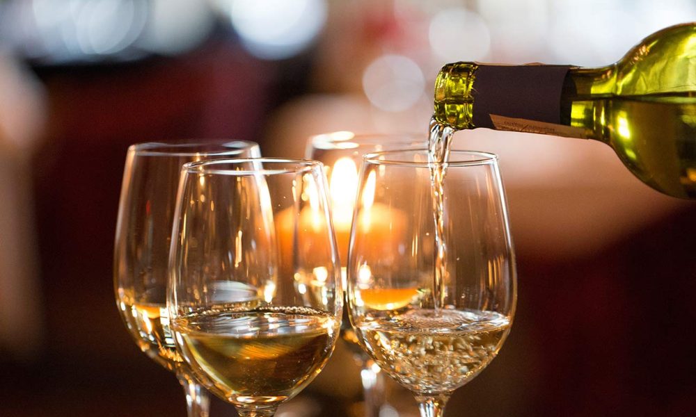 weisswein glaeser eingiessen